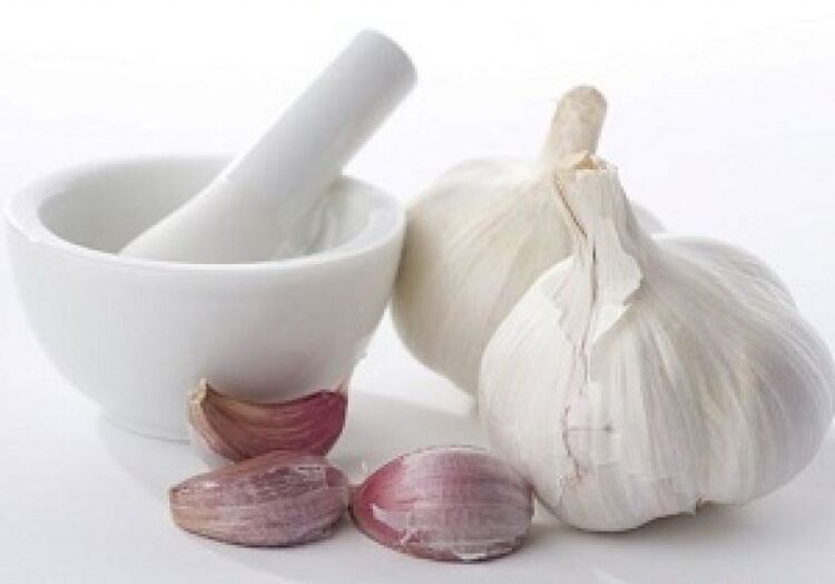 Garlic to prepare a healing tincture against helminths